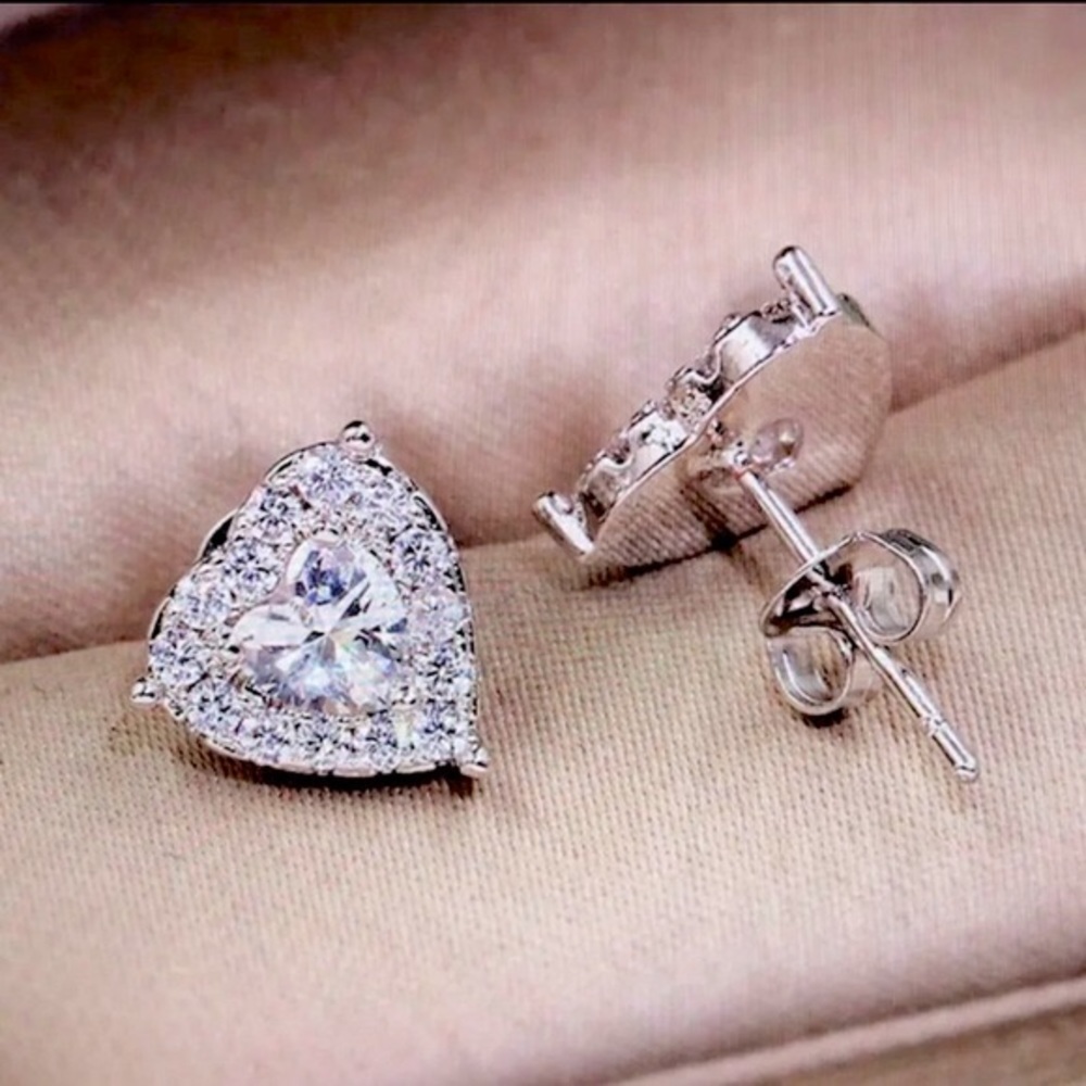 ⚜️𝟯𝟬%𝗢𝗙𝗙 𝗯𝘂𝗻𝗱𝗹𝗲𝘀 𝟯+⚜️ NEW CZ Paved Heart Delicate Stud Earrings - Picture 4 of 7